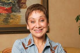 Una emocionada Gloria Benavides recibe Premio Figura Fundamental de la Música Chilena en emotiva ceremonia